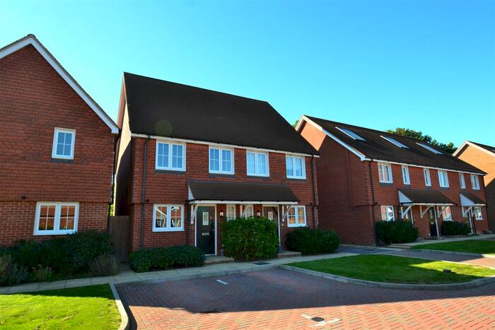 2 Bedroom Property To Rent In Field Bank, Horley, RH6
