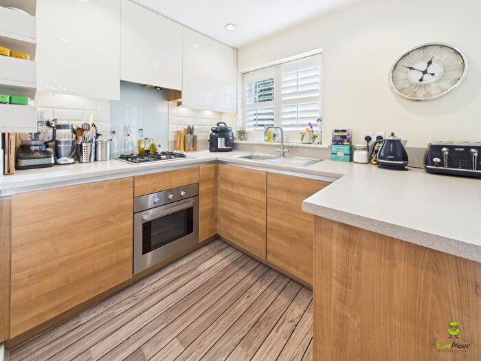 2 Bedroom Apartment For Sale In Talehangers Close, Bexleyheath, DA6