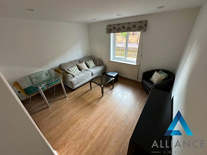 2 Bedroom Flat To Rent In Waterman Way, Wapping, E1W