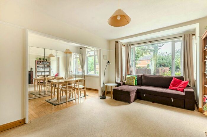 2 Bedroom Flat To Rent In Lake Close, Wimbledon, London, SW19