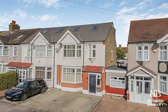 4 Bedroom House For Sale In Waverley Gardens, Ilford, IG6