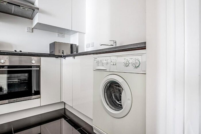 Studio To Rent In Portsoken Street, London, E1