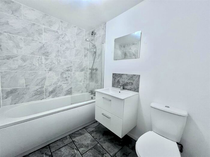 2 Bedroom Flat To Rent In Princess Close, Gedling, NG4