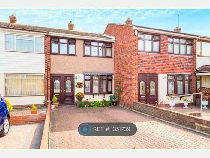 3 Bedroom Terraced House To Rent In Lodge Lane, Romford, RM5