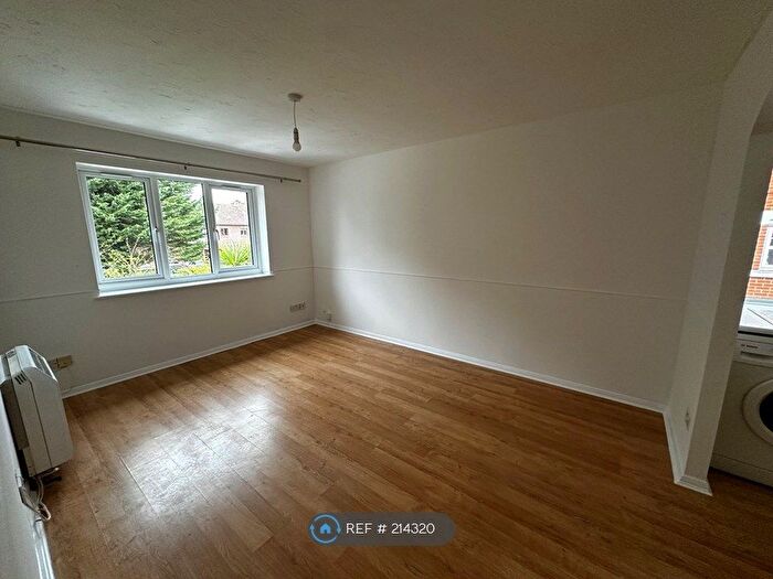 1 Bedroom Flat To Rent In Wildbank Court, Woking, GU22