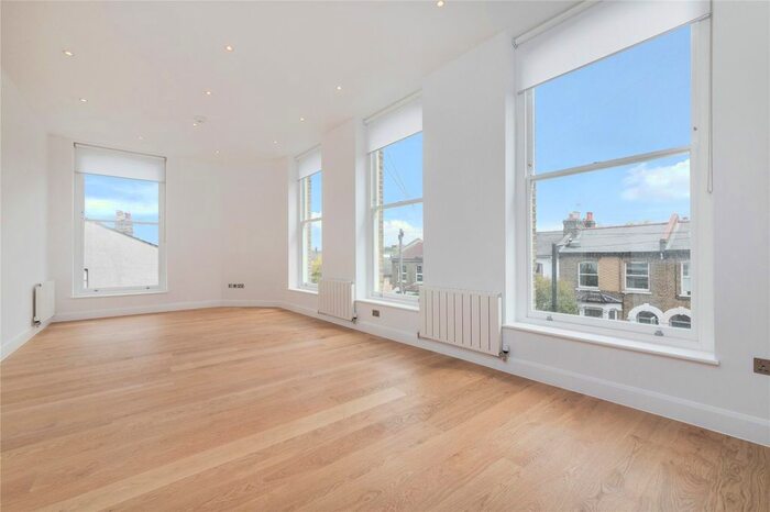 2 Bedroom Flat To Rent In Brayards Road, Nunhead, SE15
