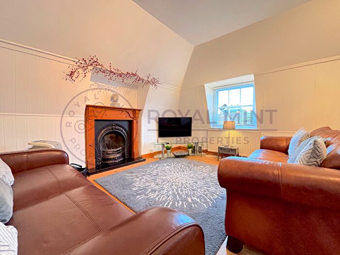 2 Bedroom Flat To Rent In Chigwell Road, Woodford Green, IG8