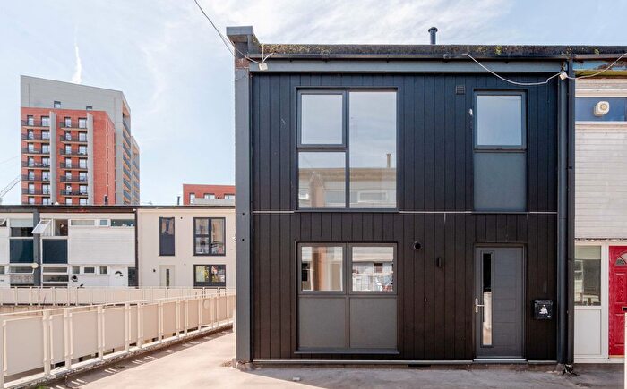 3 Bedroom Flat For Sale In St Catherine's Place, Bedminster, Bristol, BS3
