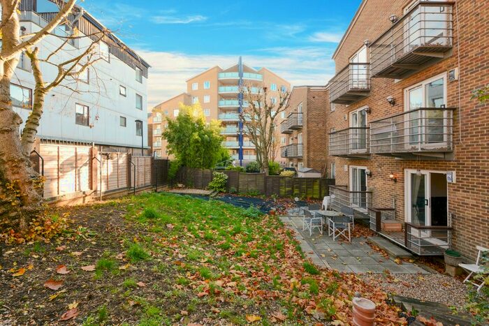 2 Bedroom Flat To Rent In Carinthia Court, Canada Water, SE16