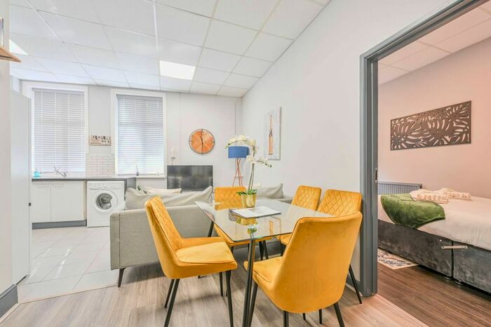 3 Bedroom Flat To Rent In Goldhawk Road, Shepherd's Bush, London, W12