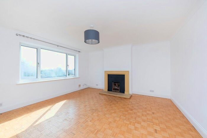 2 Bedroom Flat To Rent In Orchard Lane, London, SW20