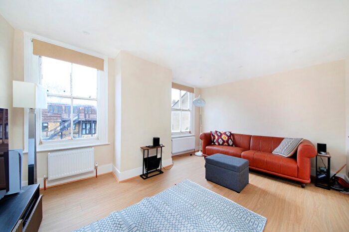 2 Bedroom Flat To Rent In The Pavement, Clapham Common, SW4