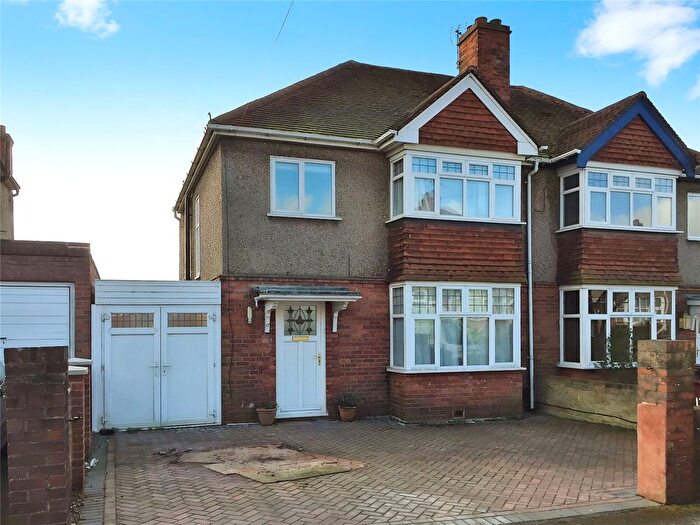 3 Bedroom Semi-Detached House To Rent In Bourne Avenue, Reading, Berkshire, RG2