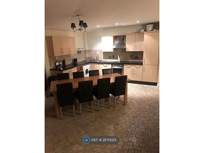 3 Bedroom Flat To Rent In Hamilton Court, Bristol, BS2