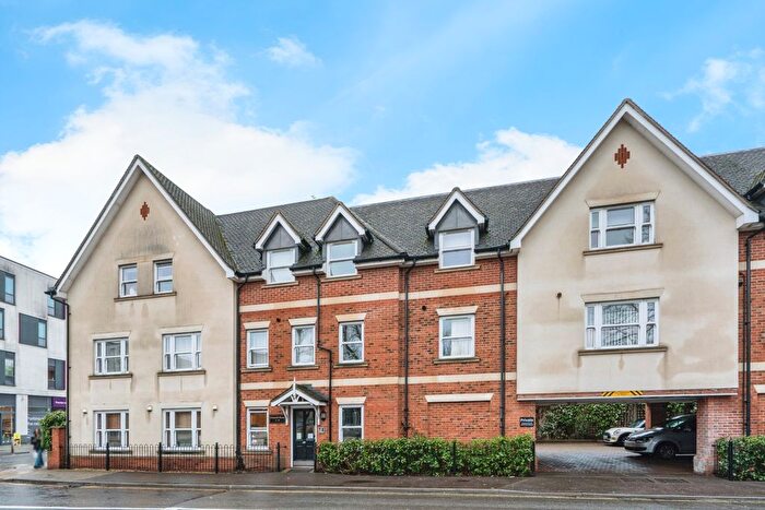 1 Bedroom Flat For Sale In Crouch Oak Lane, Addlestone, Surrey, KT15