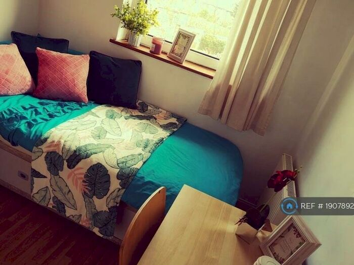 6 Bedroom Terraced House To Rent In Little Lullaway, Basildon, SS15