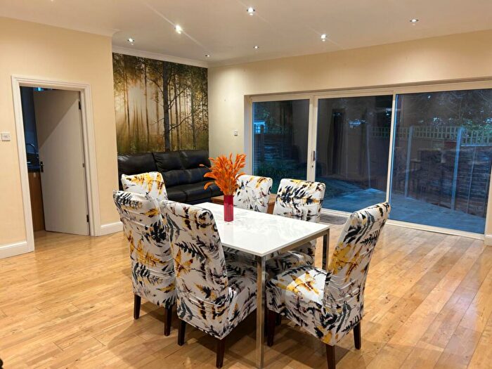 3 Bedroom Flat To Rent In Torrington Park, North Finchley, N12