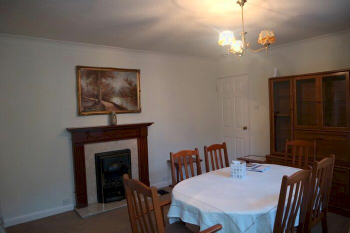 2 Bedroom Detached Bungalow To Rent In Green Lane, Hillingdon, Uxbridge, UB8