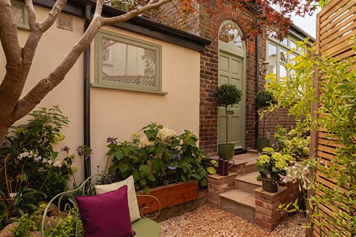 2 Bedroom Detached House To Rent In Glovers Road, Reigate, RH2