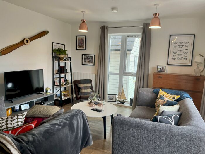 2 Bedroom Apartment To Rent In Holmbush Mews, Faygate, Horsham, RH12