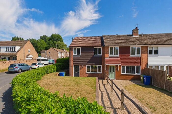 3 Bedroom End Of Terrace House For Sale In Cheviot Road, Sandhurst, Berkshire, GU47