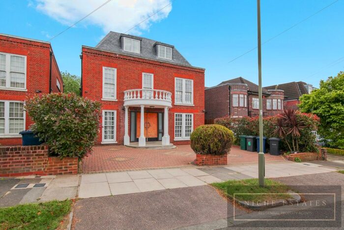 5 Bedroom Detached House To Rent In Fairholme Gardens, London, N3