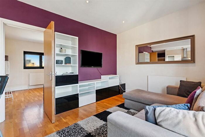 2 Bedroom Flat To Rent In Horseshoe Mews, Acre Lane, Brixton, SW2
