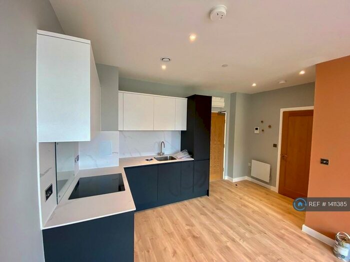 1 Bedroom Flat To Rent In Station Road, Redhill, RH1