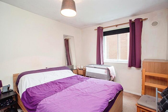 2 Bedroom Flat For Sale In Valley Green, Hemel Hempstead, HP2