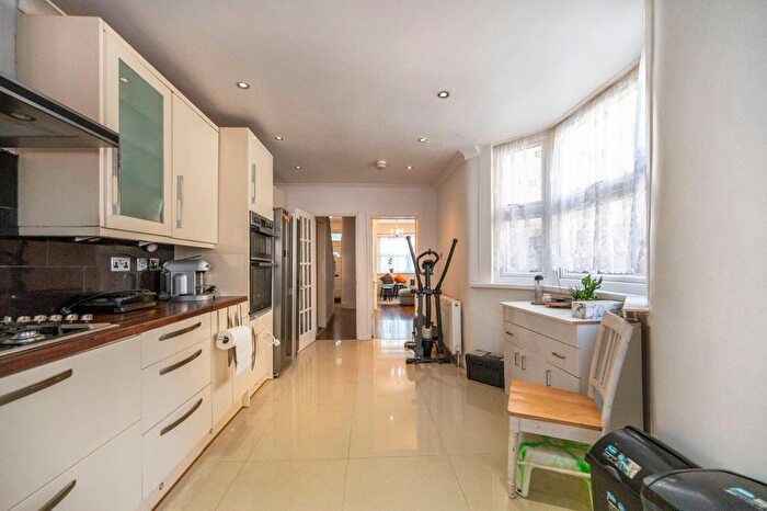 3 Bedroom Terraced House To Rent In New City Road, Plaistow, London, E13