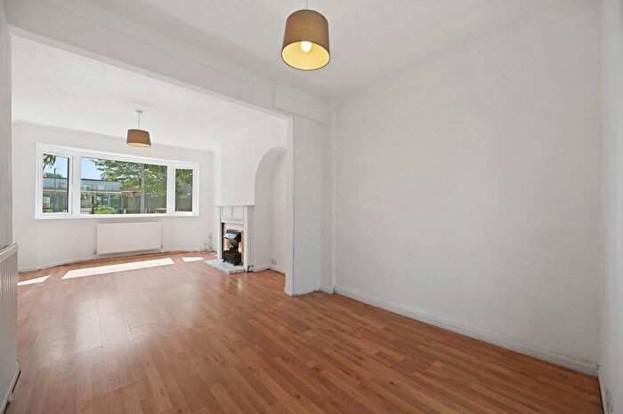 3 Bedroom End Of Terrace House For Sale In Dorchester Road, Worcester Park, KT4