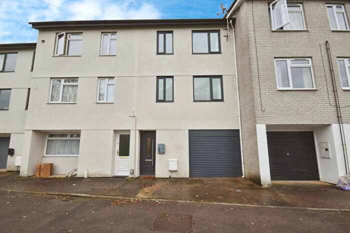 3 Bedroom Town House For Sale In Radyr Court Close, Cardiff, CF5