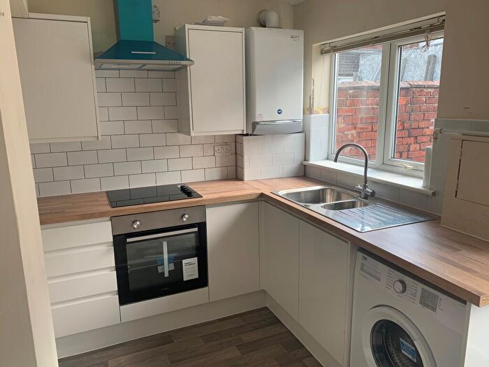 1 Bedroom Apartment To Rent In Newland St West | Student House | /, LN1