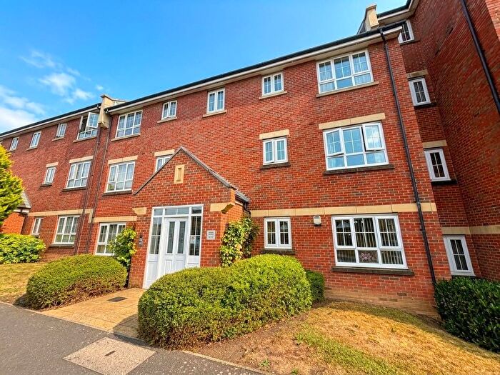 2 Bedroom Flat For Sale In Watling Gardens, Dunstable, LU6