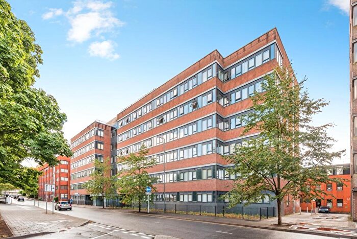 1 Bedroom Flat For Sale In Farnsby Street, Swindon, Wiltshire, SN1