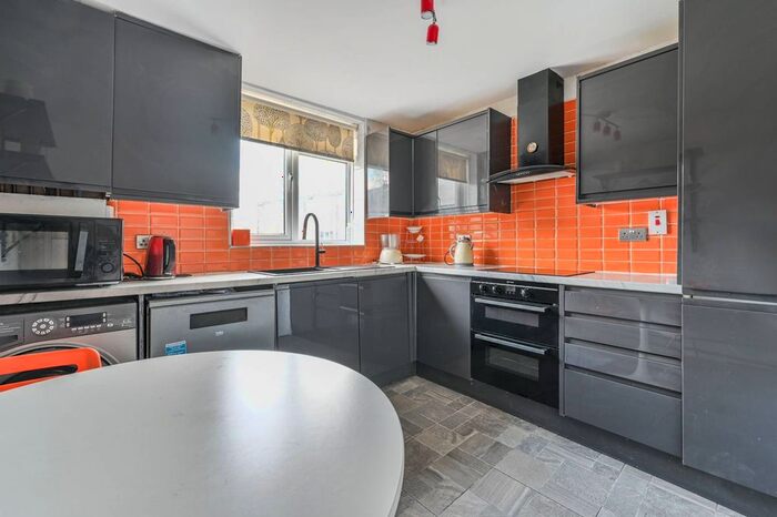 2 Bedroom Flat To Rent In Southey Road, Oval, London, SW9