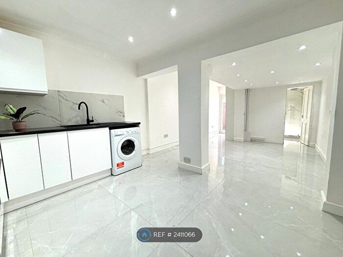 3 Bedroom Terraced House To Rent In Upton Road, Slough, SL1