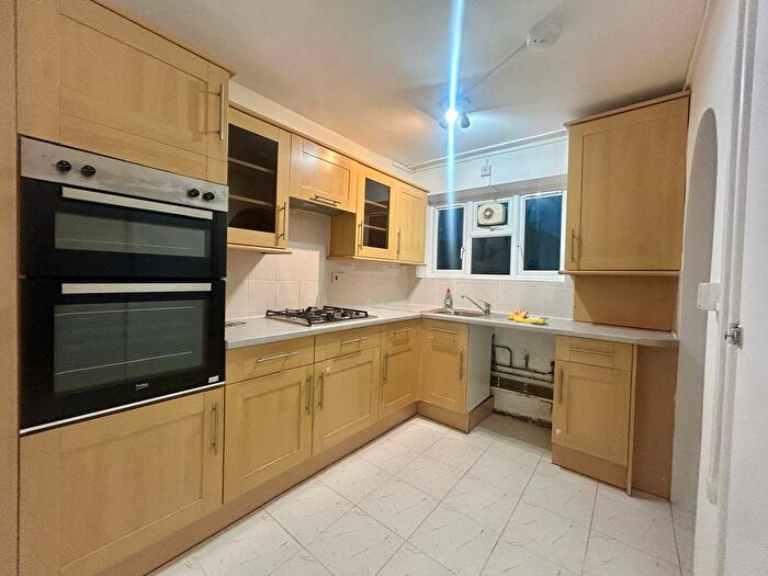 2 Bedroom Flat To Rent In Bedroom Flat For Rent Tivendale, N8