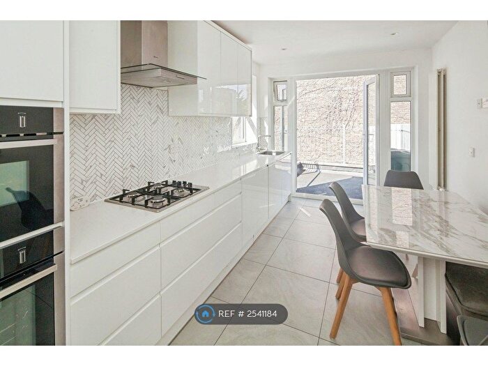 3 Bedroom Maisonette To Rent In Cavendish Road, London, SW12