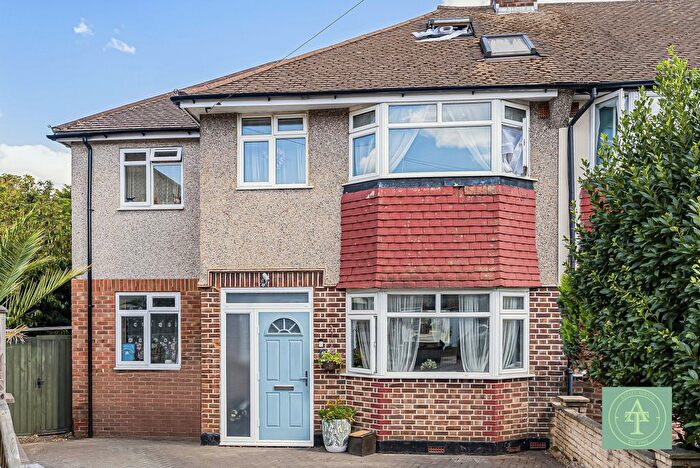 6 Bedroom Semi-Detached House For Sale In Radnor Gardens, Enfield, EN1