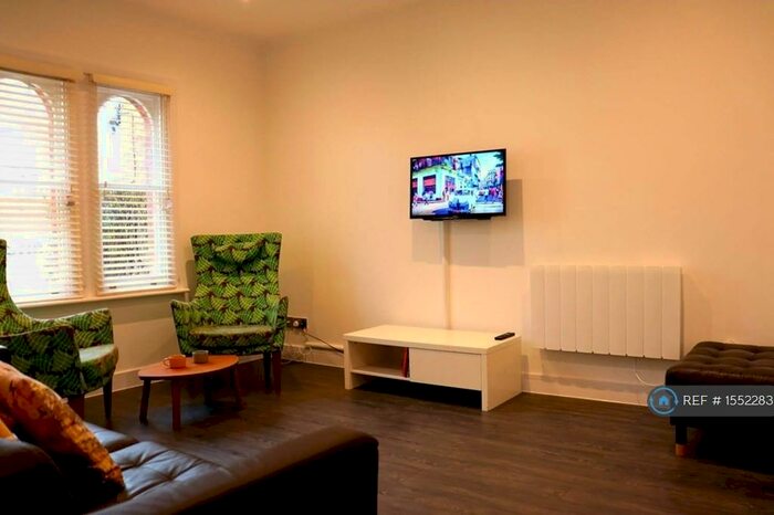1 Bedroom Flat To Rent In Raglan Road, Knaphill, GU21