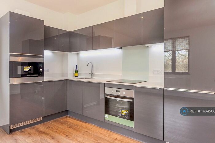 2 Bedroom Flat To Rent In Beaumont House, Chertsey, KT16