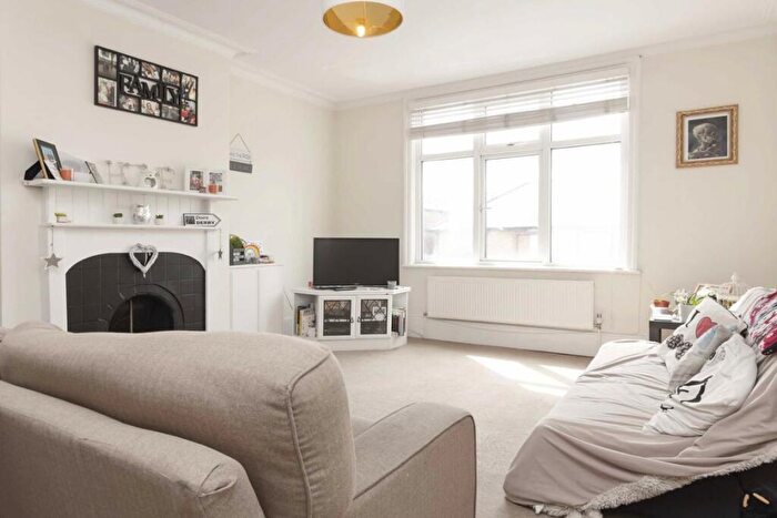 3 Bedroom Flat To Rent In Hook Road, Surbiton, KT6