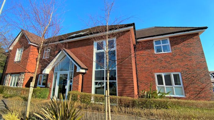 2 Bedroom Flat For Sale In Farnham Road, Liss, Hampshire, GU33