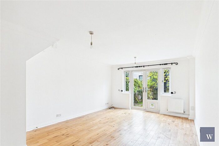 3 Bedroom Detached House To Rent In Fawcett Close, London, SW16