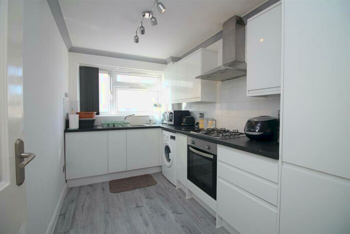 2 Bedroom Flat To Rent In Heathcote Grove, London, E4