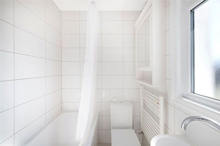 2 Bedroom Flat To Rent In Queenstown Road, Battersea, SW8