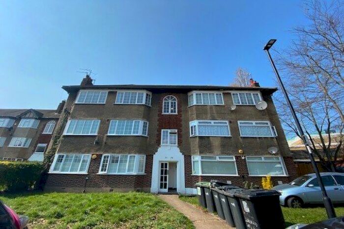 2 Bedroom Flat To Rent In Beresford Gardens, Enfield, EN1