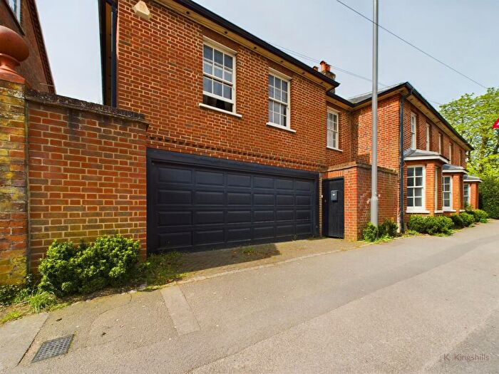 1 Bedroom Flat To Rent In Aylesbury End, Beaconsfield, Buckinghamshire, HP9