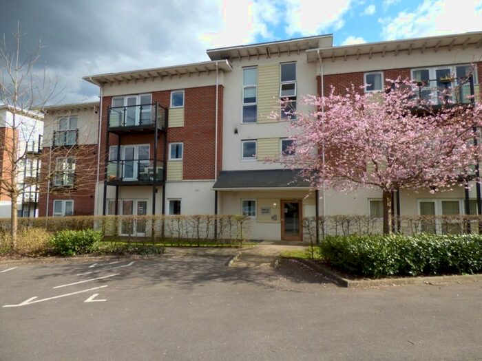 2 Bedroom Flat To Rent In Park View Road, Leatherhead, KT22